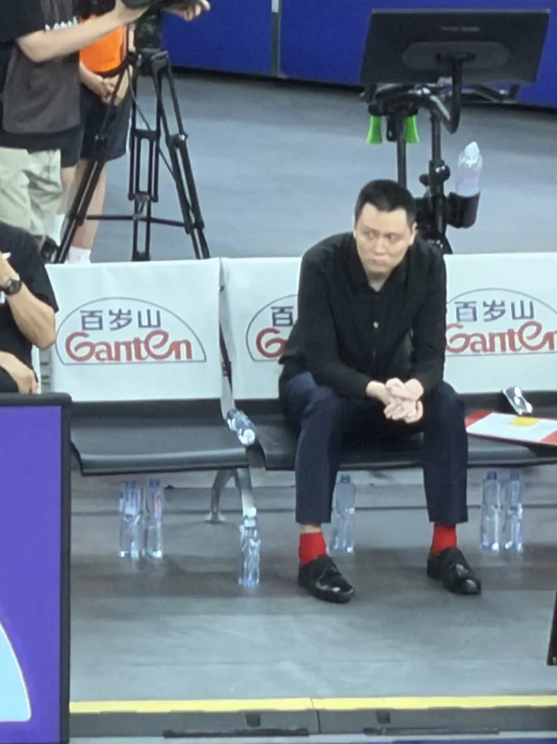 球速平台-Buff 拉满！网友分享昨日现场照：卢爹愁的红袜子都搂上了